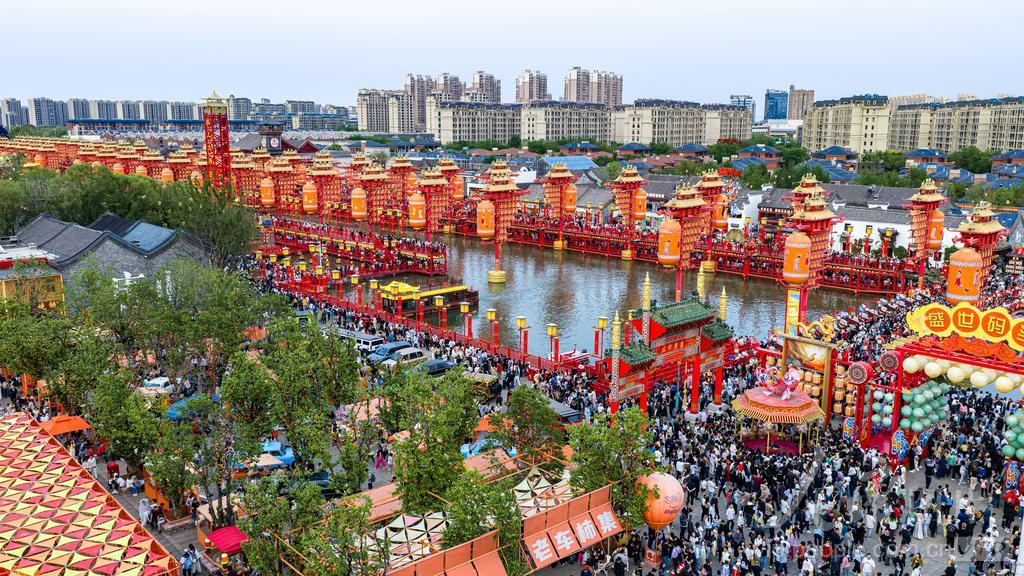 景区游客与演艺现场
